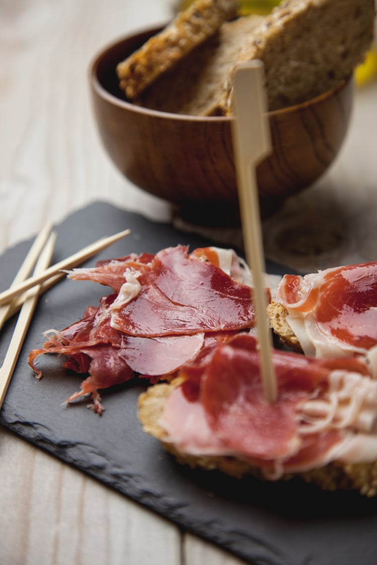 Jamón serrano con pan tostado